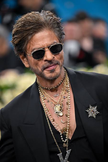 Shah Rukh Khan showing